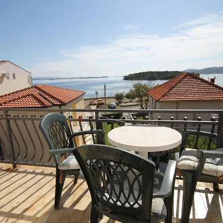 招待所 Triple 8223e 3*