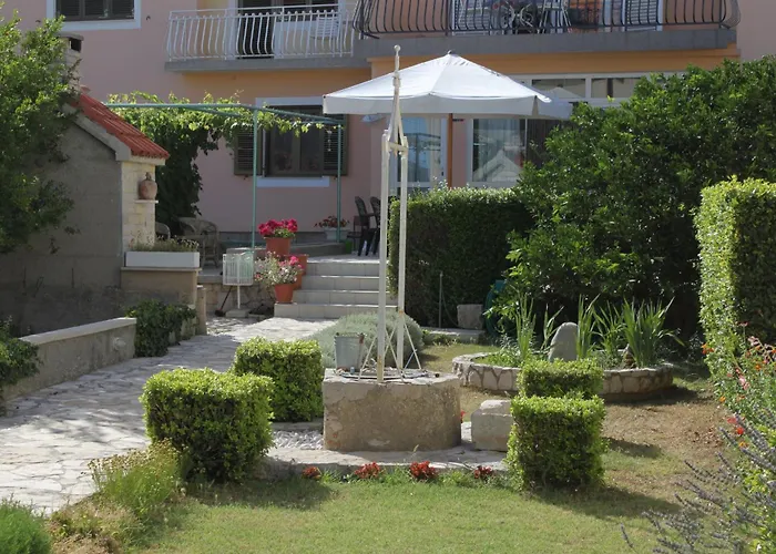 Triple 8223e 게스트하우스