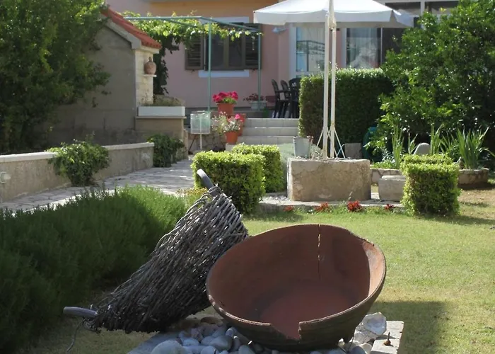 Triple 8223e 게스트하우스