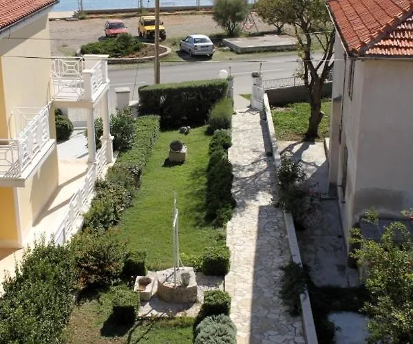 Triple 8223e בית הארחה Pašman